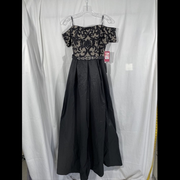 NWT $308 Vince Camuto [ 10 ] Embellished Off Shoulder Ballgown in‎ Black - Picture 3 of 12